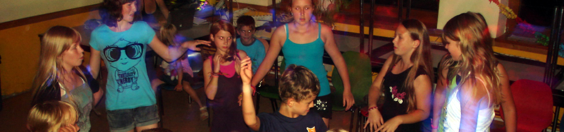 Kinder tanzen bei der Disco im Ferienlager
